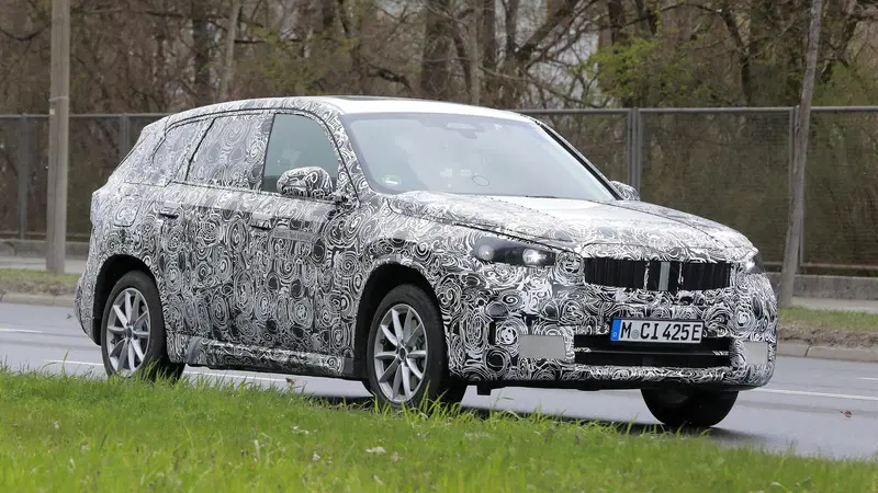 BMW iX1, le foto spia del SUV elettrico