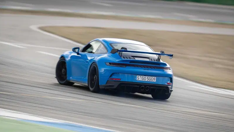 La nuova Porsche 911 GT3 ha un'ala posteriore rivista in grado di aumentare sensibilmente il carico aerodinamico rispetto alla versione precedente.