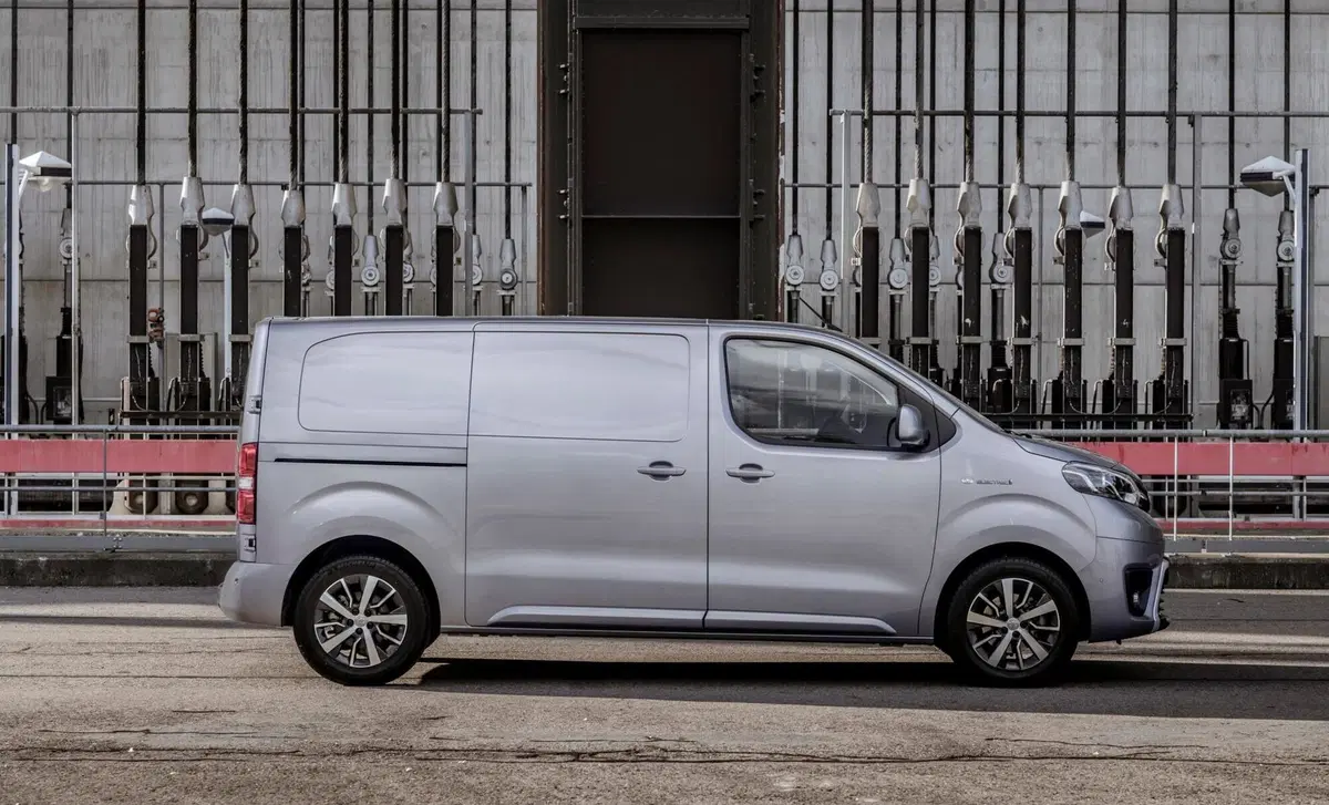 Toyota Proace Electric 75kWh PL-TN Furgone Short 4p. 10q Comfort (2)