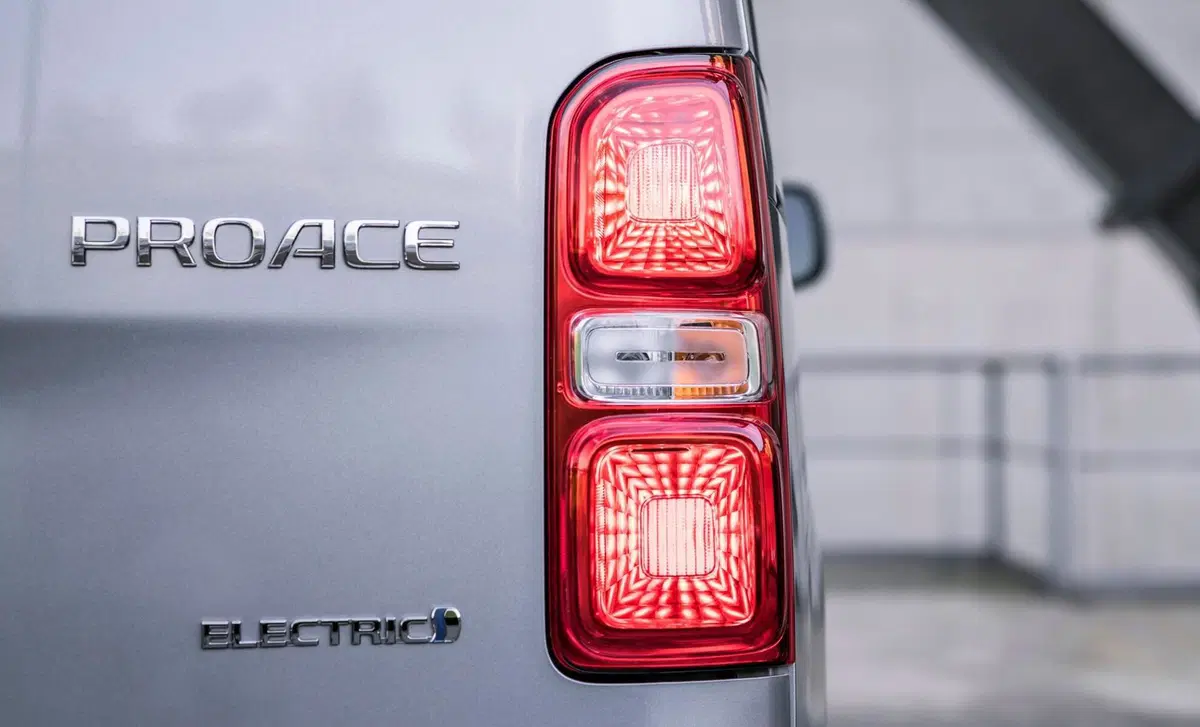 Toyota Proace Electric 75kWh PL-TN Furgone Short 4p. 10q Comfort (18)