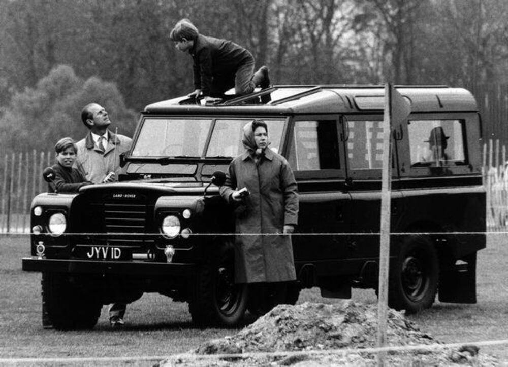 La famiglia reale nel 1972 con un Land Rover.