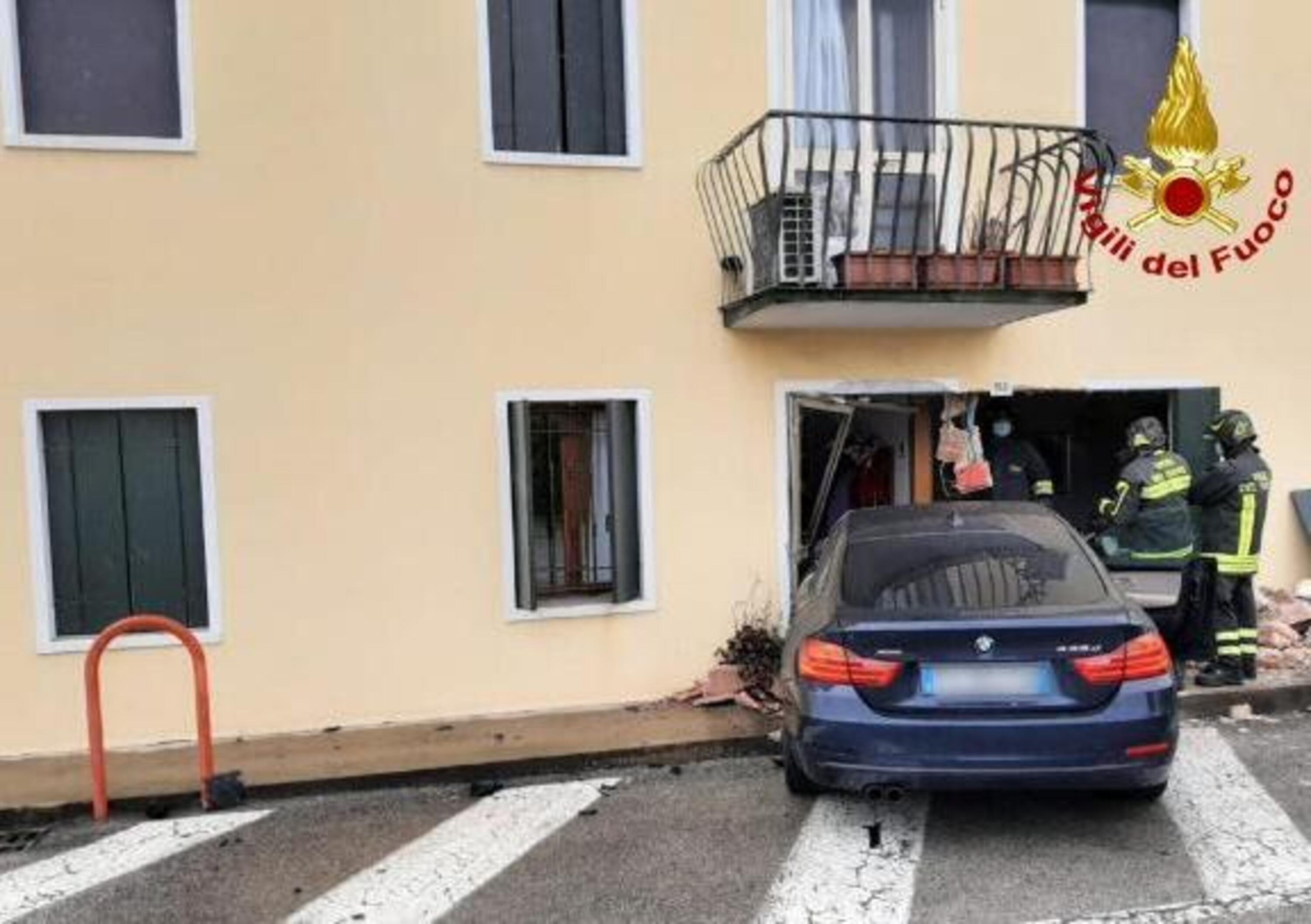 Padova: si schianta con la BMW e finisce nel salotto di un appartamento