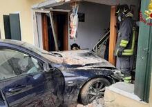 Padova: si schianta con la BMW e finisce nel salotto di un appartamento