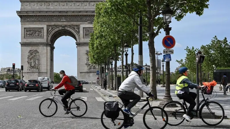 Francia, buono da 2.500&euro; per l&rsquo;acquisto di una e-bike a chi rottama l'auto