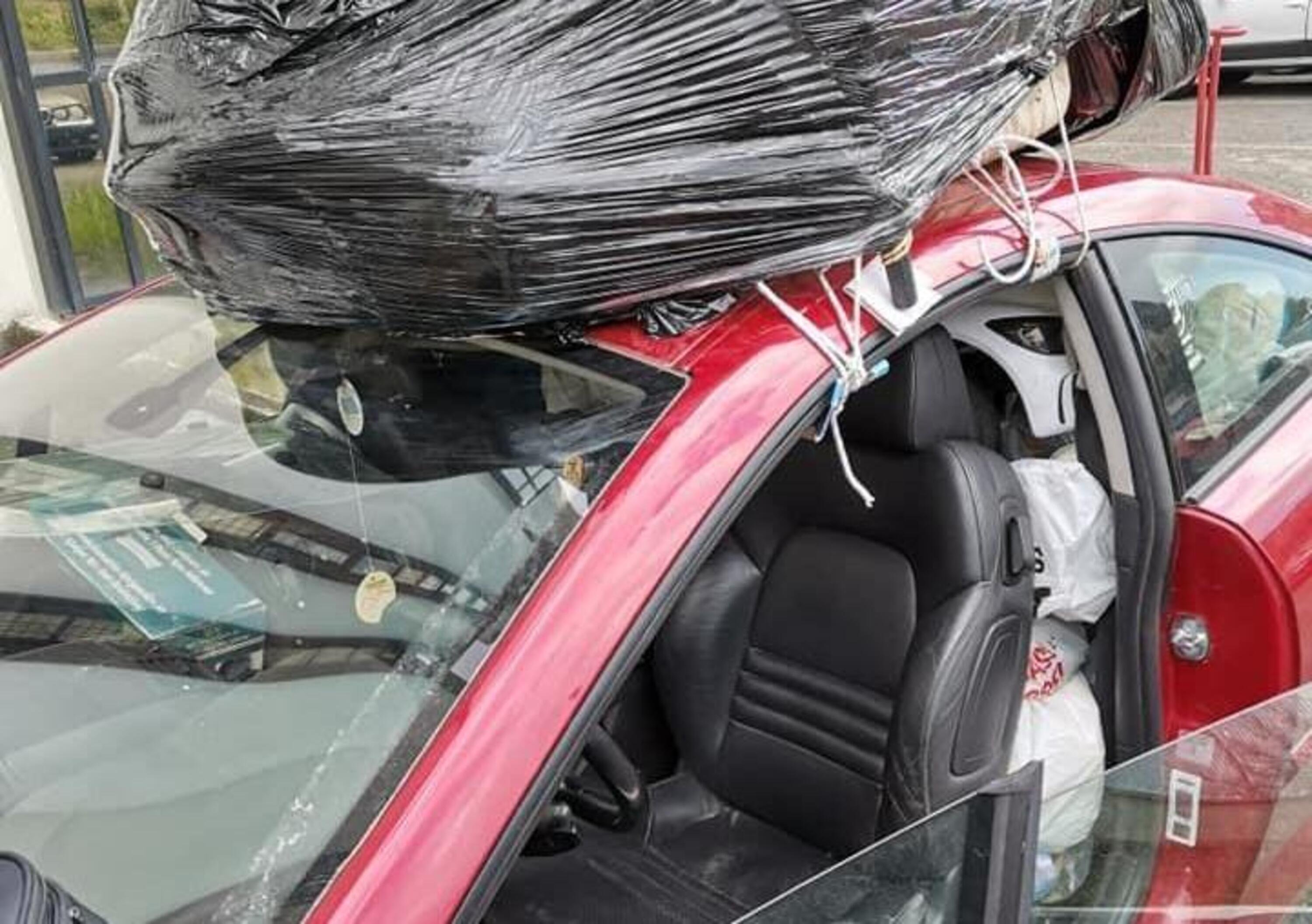 Albano Laziale, trasporta bici, valigie, mobili e uno Scarabeo: auto sequestrata e multa di 500 euro 