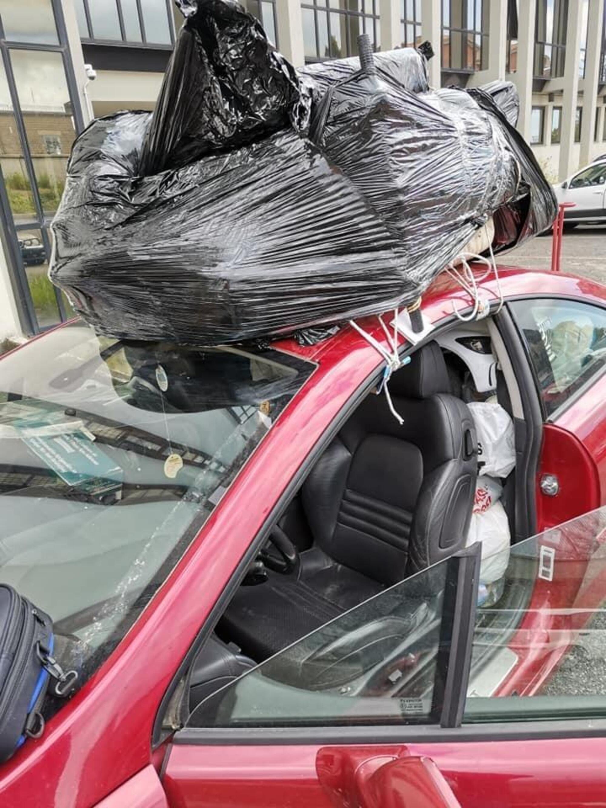 Albano Laziale, trasporta bici, valigie, mobili e uno Scarabeo: auto sequestrata e multa di 500 euro 