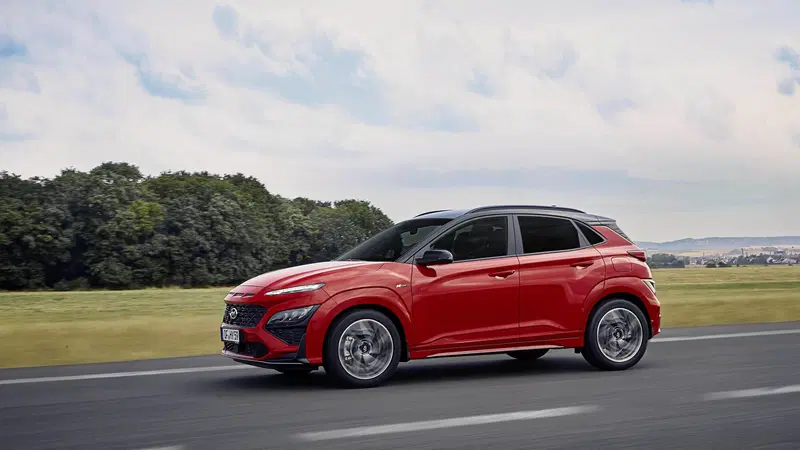 Hyundai Kona 2021, Restyling &ldquo;alla N&rdquo;: primo contatto, commento e prova dell'ibrida 48V