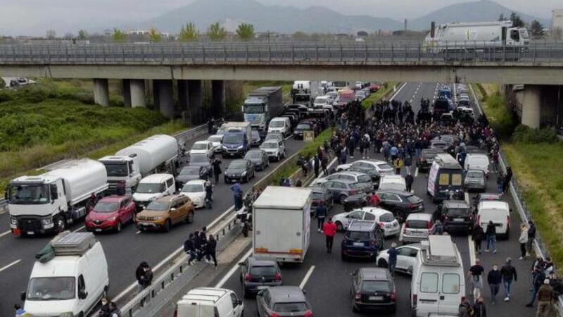 Ristoratori bloccano la A1. Investito un manifestante