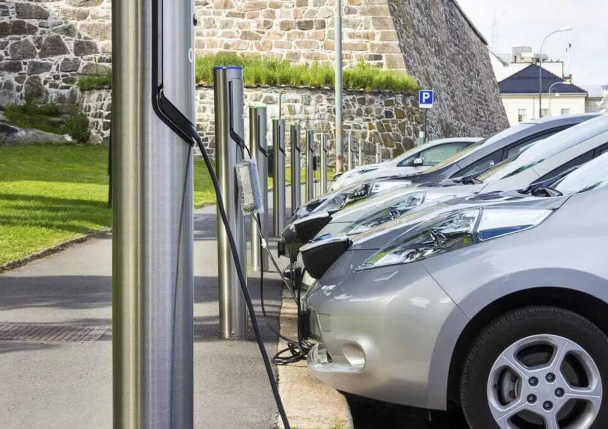 "In Italia 2,7 punti ricarica su 100 km. In Olanda 48". La denuncia di Unrae sulle auto elettriche