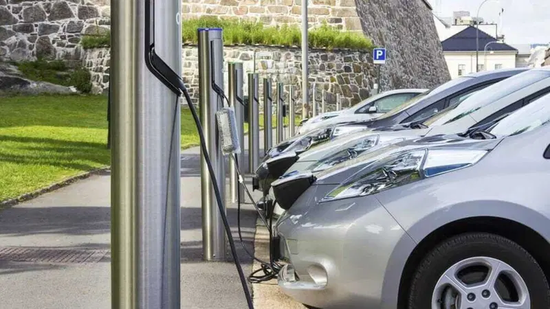 "In Italia 2,7 punti ricarica su 100 km. In Olanda 48". La denuncia di Unrae sulle auto elettriche