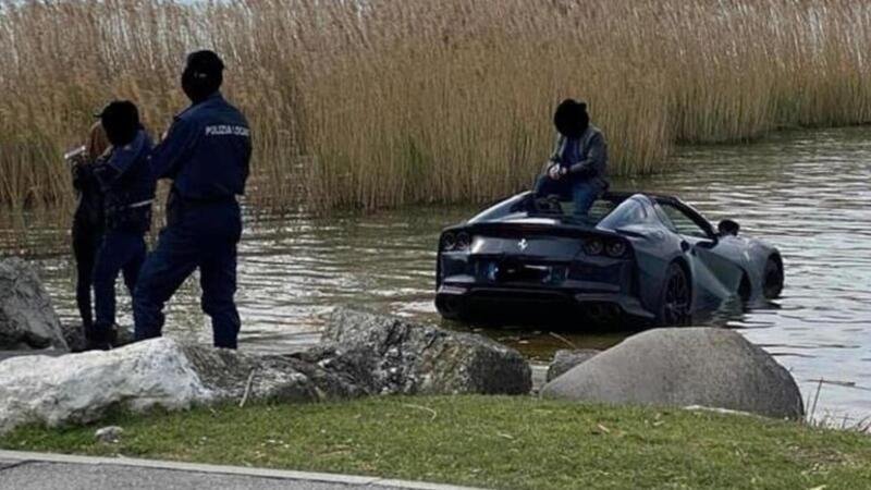 Sirmione: la Ferrari 812 Barchetta tuffata nel lago. Ok Barchetta, ma cos&igrave; no!