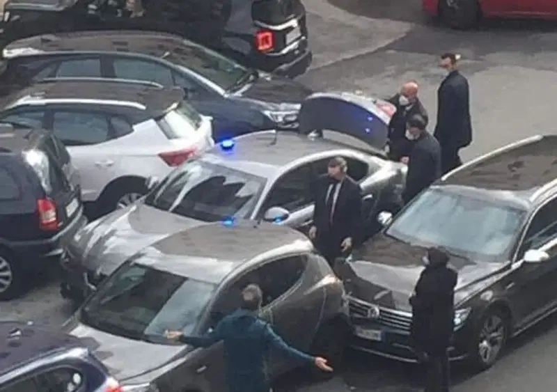 Tamponamento per l&rsquo;auto blu del premier Mario Draghi? La foto social &egrave; virale