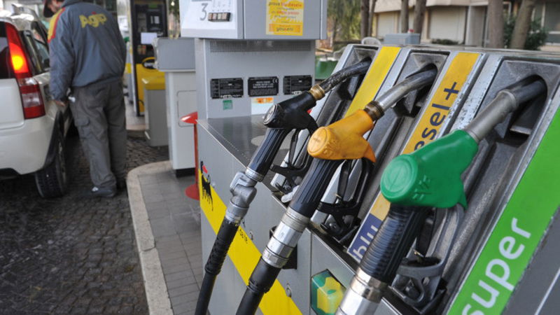 Benzina e gasolio, prezzi di nuovo in salita