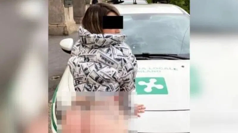 Milano, posa hot sull&rsquo;auto della Polizia locale con il &ldquo;lato B&rdquo; in mostra. &Egrave; polemica 