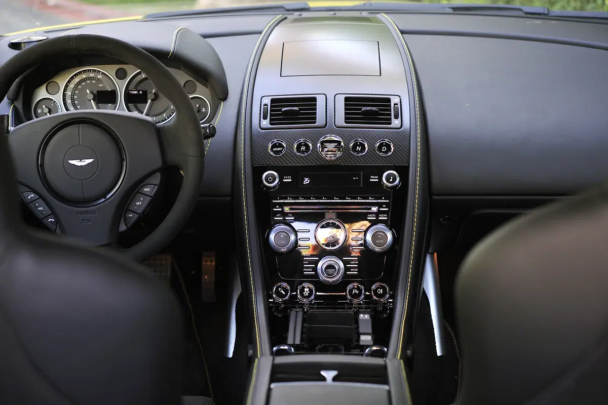 Aston Martin V12 Coupé (2001-20) (11)