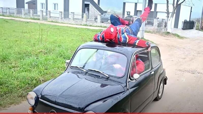 Stellantis fornisce l&rsquo;auto di Spider-man? In realt&agrave; le &ldquo;scene&rdquo; usano un clone della Fiat [video]
