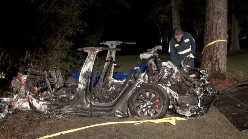 Tesla, c&#039;era qualcuno al volante nell&#039;incidente mortale in Texas 