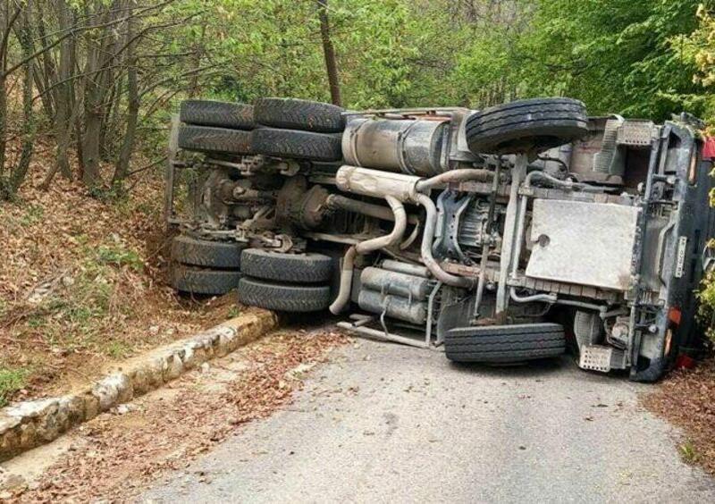 Treviso, salita troppo ripida: si ribalta camion 