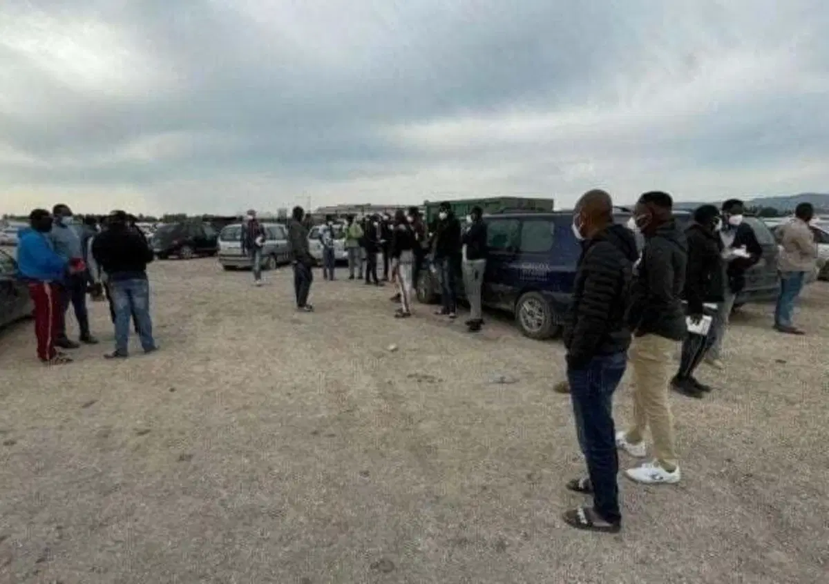 Foggia, colpi di fucile dal fuoristrada: feriti migranti nel raid razzista