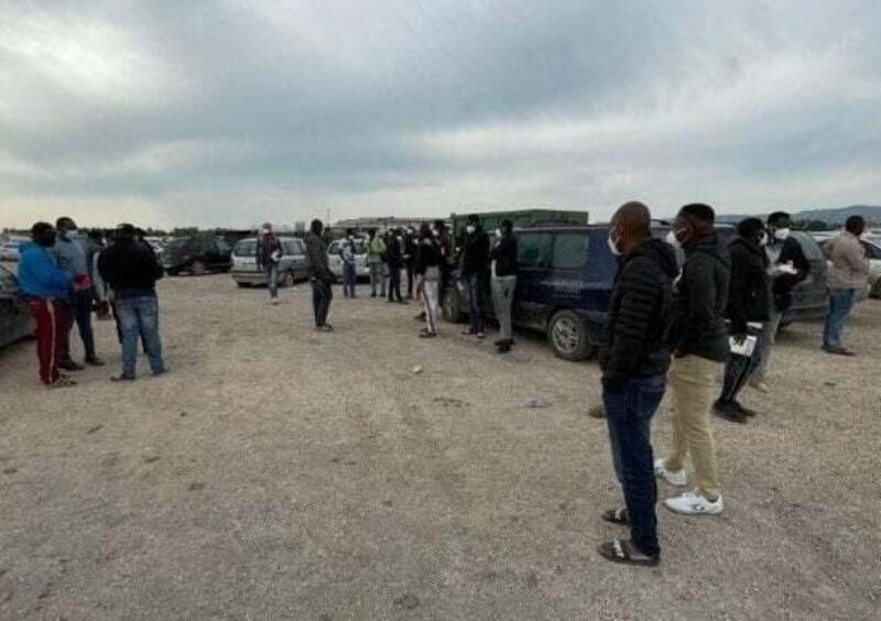 Foggia, colpi di fucile dal fuoristrada: feriti migranti nel raid razzista