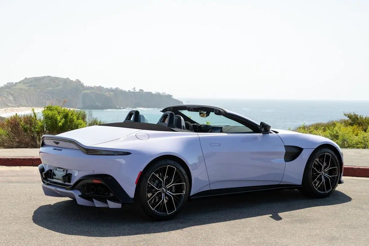 Aston Martin Pastel, l’edizione speciale per celebrare i colori della California (17)