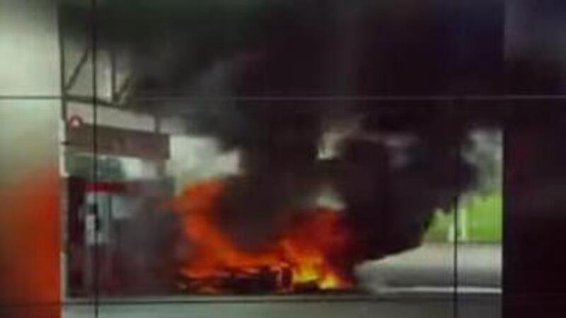 Incendio dal benzinaio: triste destino per una McLaren 765LT nuova di zecca [VIDEO]