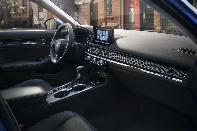 Gli interni di nuova Honda Civic 2022 con le caratteristiche prese d'aria a nido d'ape