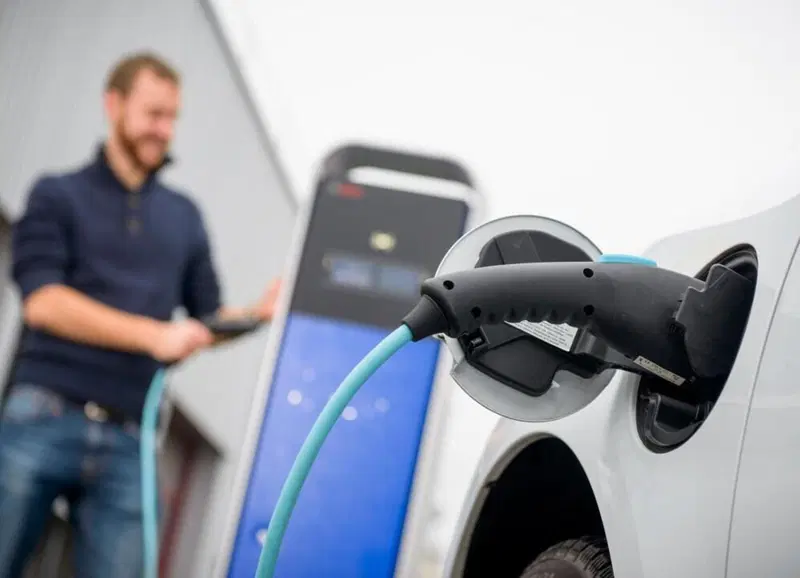 L&rsquo;uomo non sarebbe sbarcato sulla Luna con l'UE al posto di Kennedy: Bosch contro le politiche pro auto elettrica