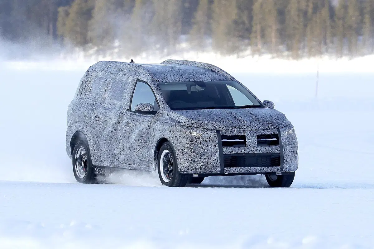 Dacia Logan MCV, le foto spia  (4)