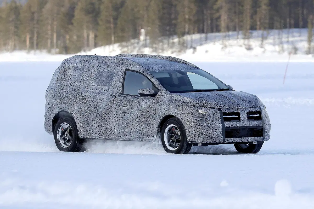 Dacia Logan MCV, le foto spia  (6)