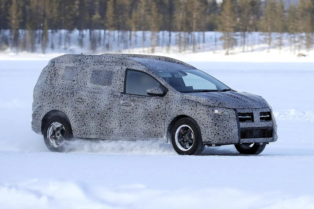 Dacia Logan MCV, le foto spia  (7)