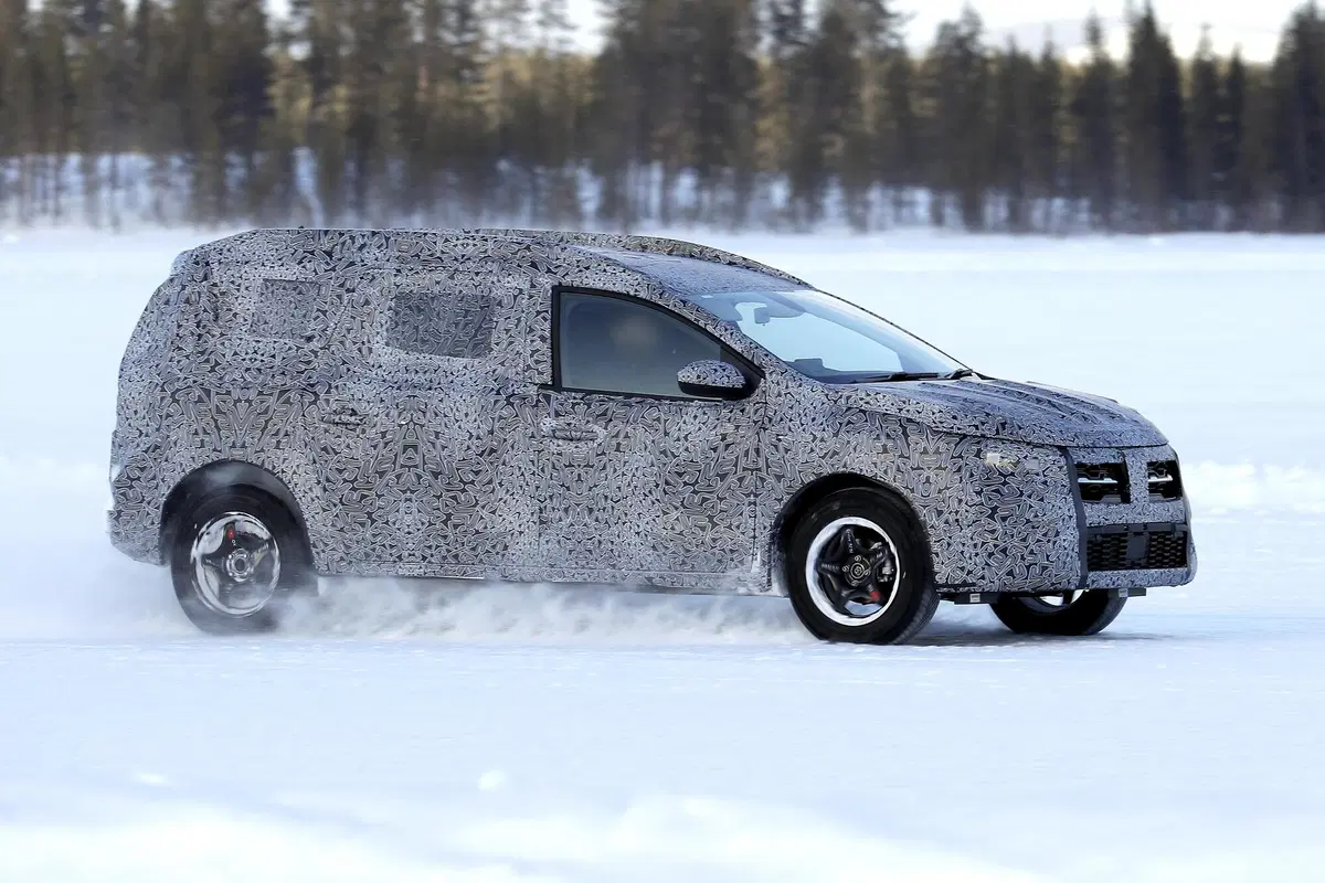 Dacia Logan MCV, le foto spia  (8)