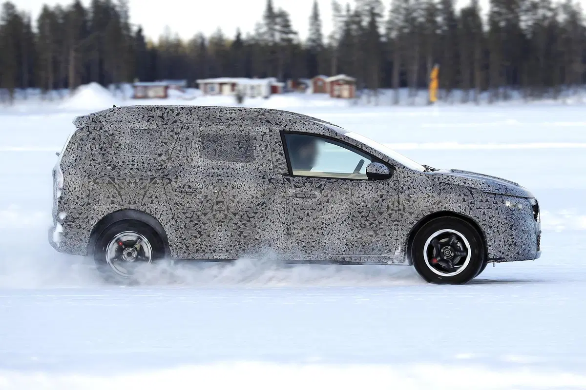 Dacia Logan MCV, le foto spia  (9)