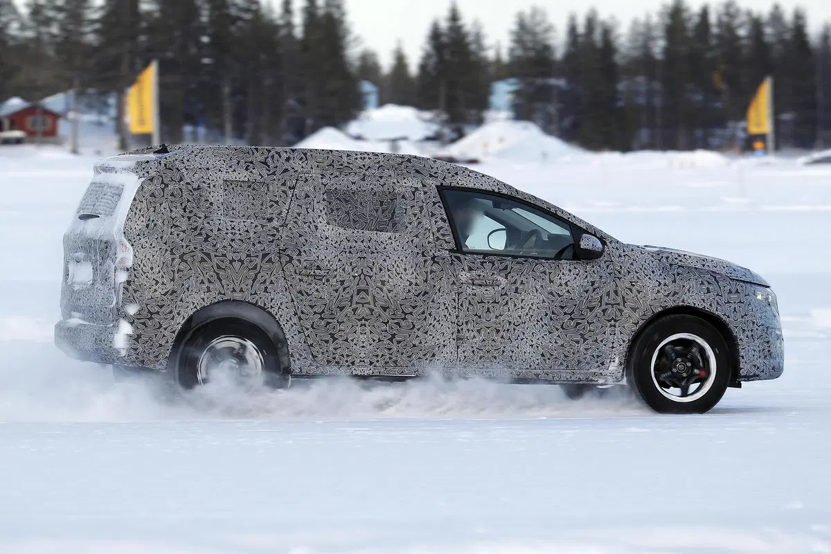 Dacia Logan MCV, le foto spia  (10)