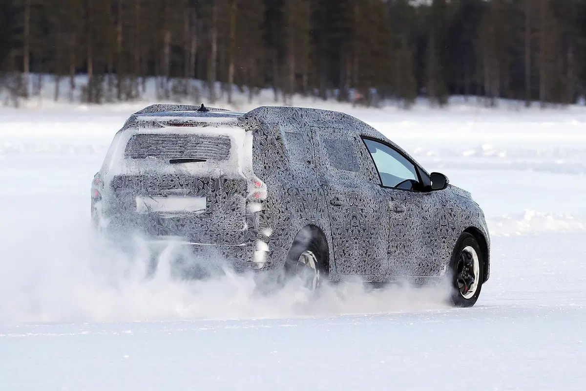 Dacia Logan MCV, le foto spia  (11)