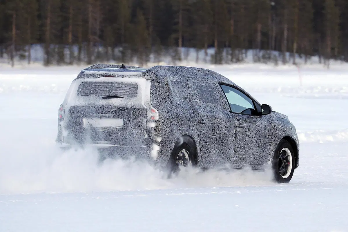 Dacia Logan MCV, le foto spia  (12)