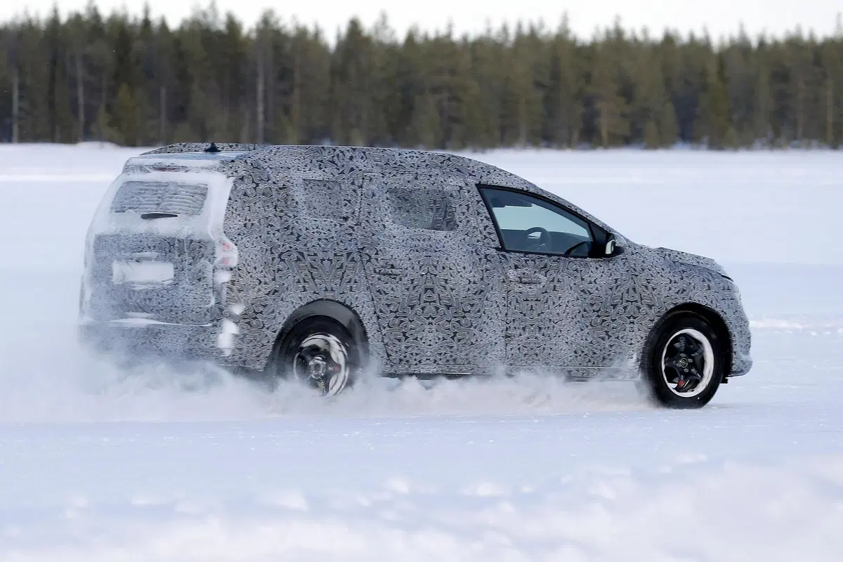 Dacia Logan MCV, le foto spia  (13)
