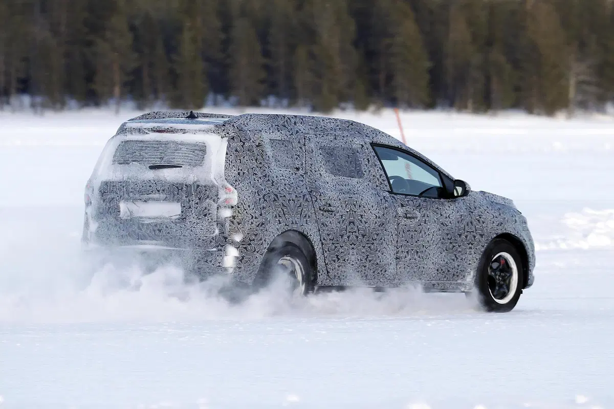 Dacia Logan MCV, le foto spia  (14)