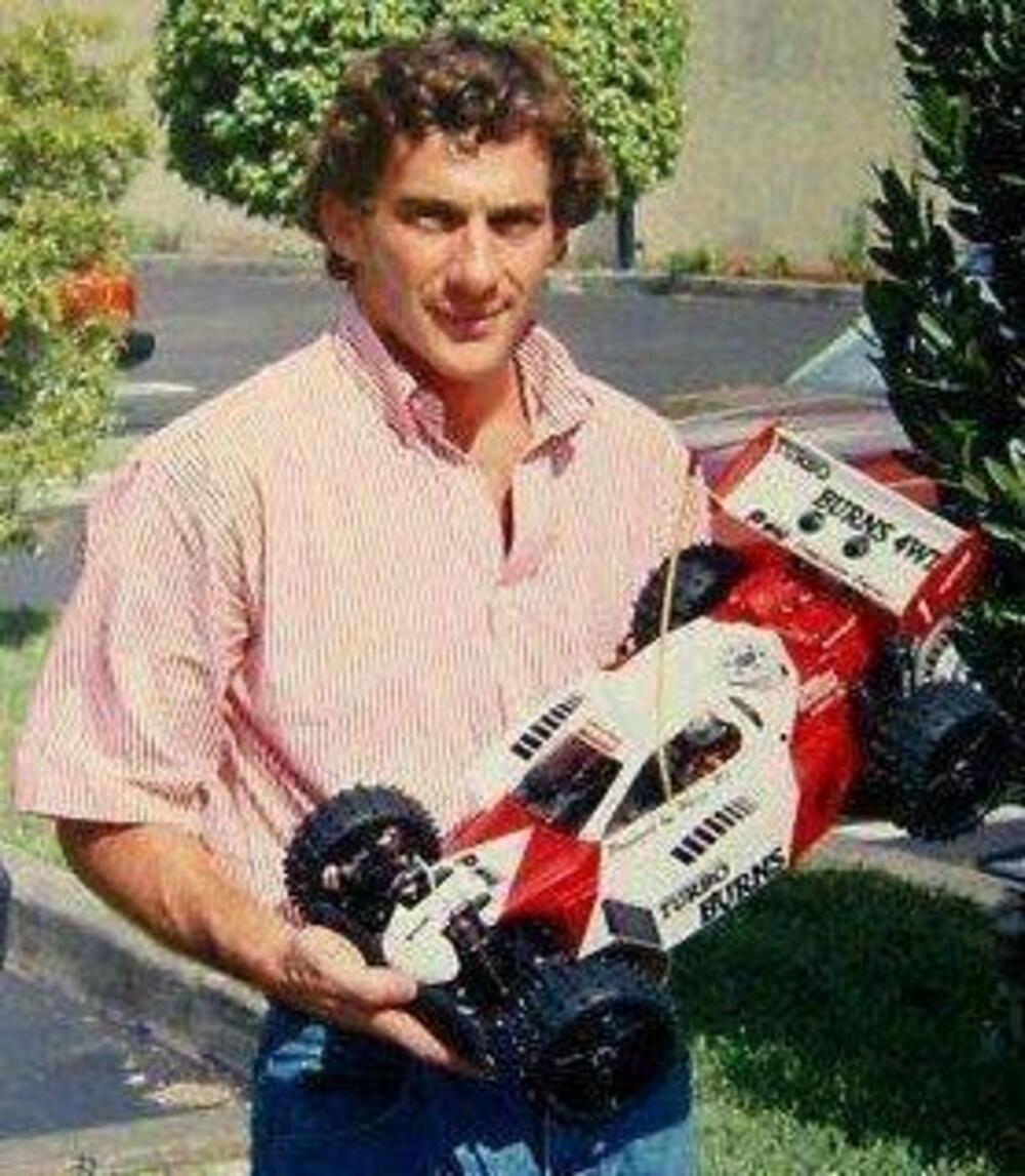 Senna posa con la miglior auto racing 1:8 del momento, motorizzata con il motore pi&ugrave; potente: il Picco 5 luci (fatto a Monza)