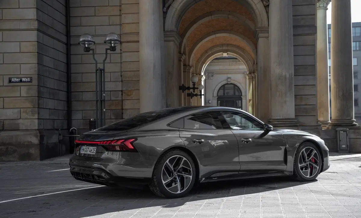 Audi RS e-Tron GT (2021-->>) (9)