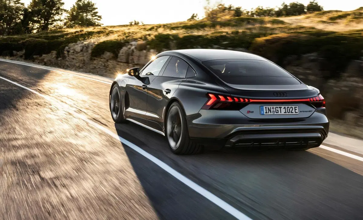 Audi RS e-Tron GT (2021-->>) (4)