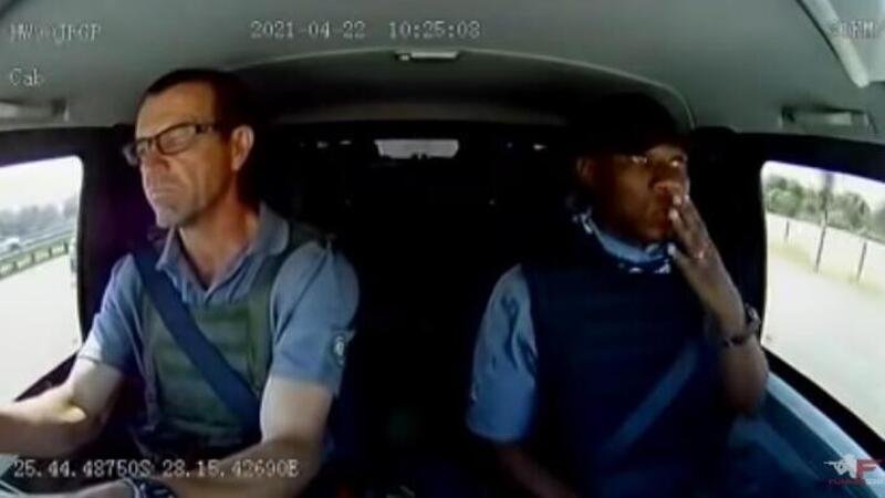 Assalto al blindato: la disarmante calma dell&rsquo;uomo al volante [VIDEO CHOC]