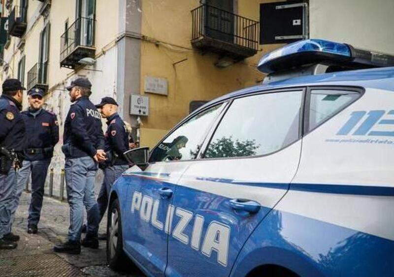 Pistoia, in dodici sull&#039;auto. E il conducente esibisce una patente falsa