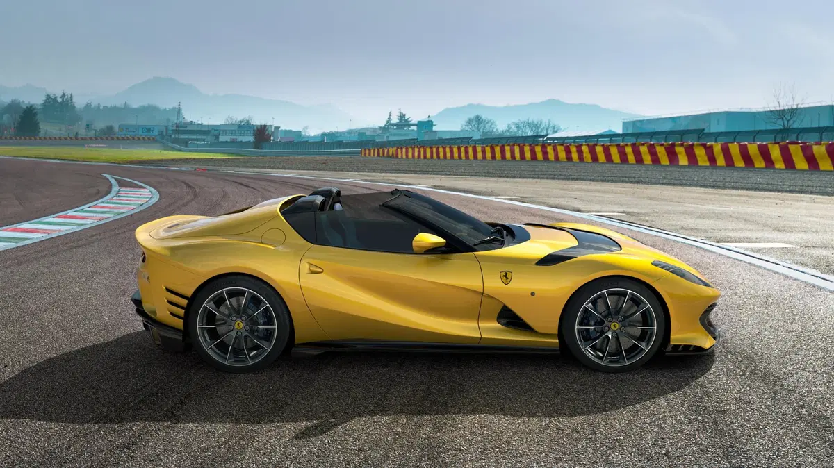 Ferrari 812 Competizione | C'è anche la Competizione A Targa. 830 i CV... (3)