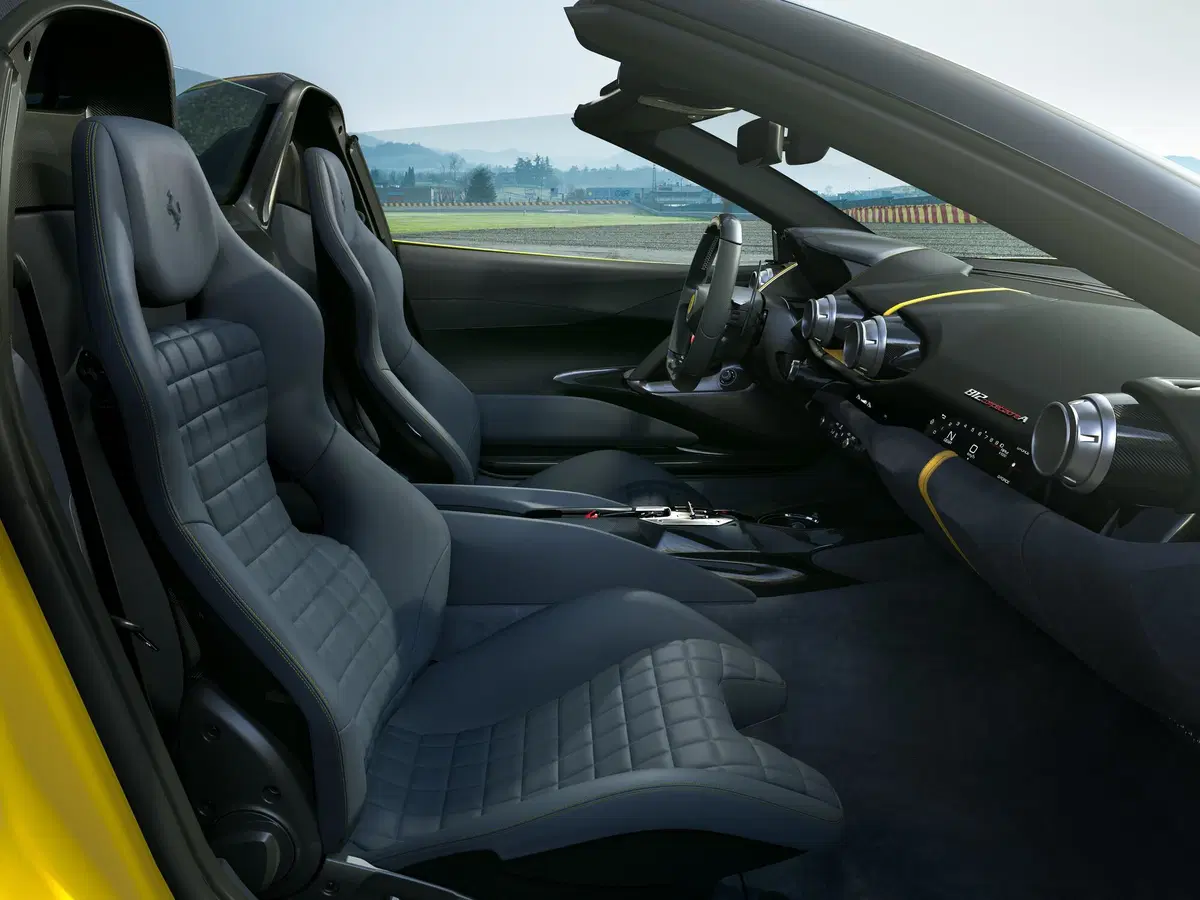 Ferrari 812 Competizione | C'è anche la Competizione A Targa. 830 i CV... (9)