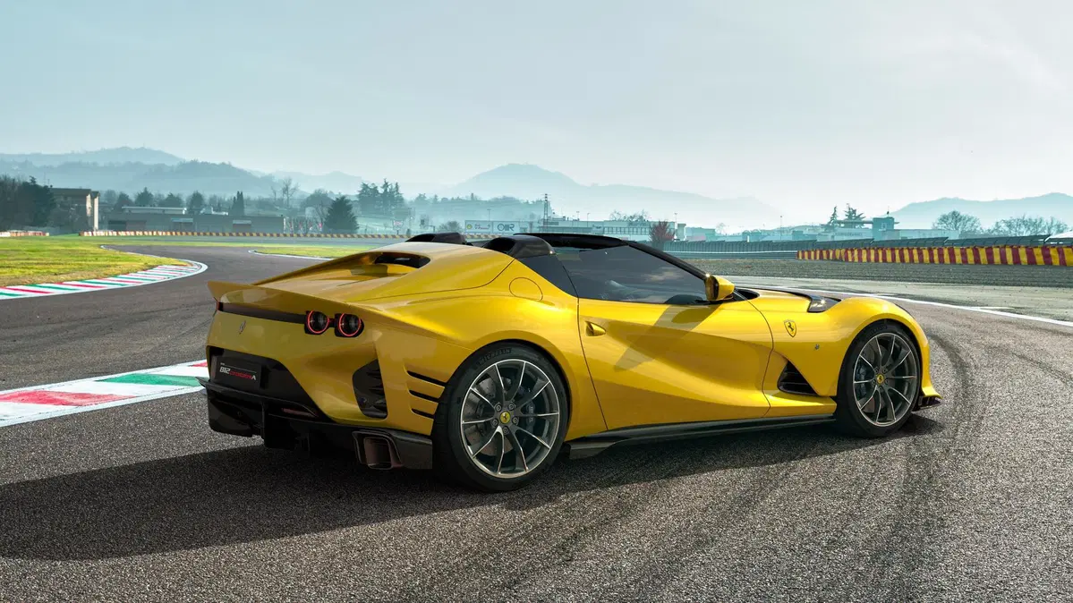 Ferrari 812 Competizione | C'è anche la Competizione A Targa. 830 i CV... (4)