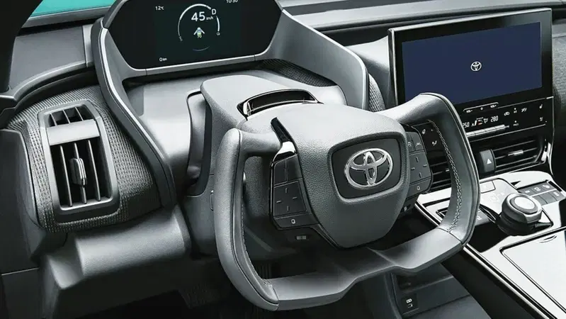 Toyota bZ4X porta al debutto lo steer-by-wire, il volante come non l&rsquo;avevamo mai visto