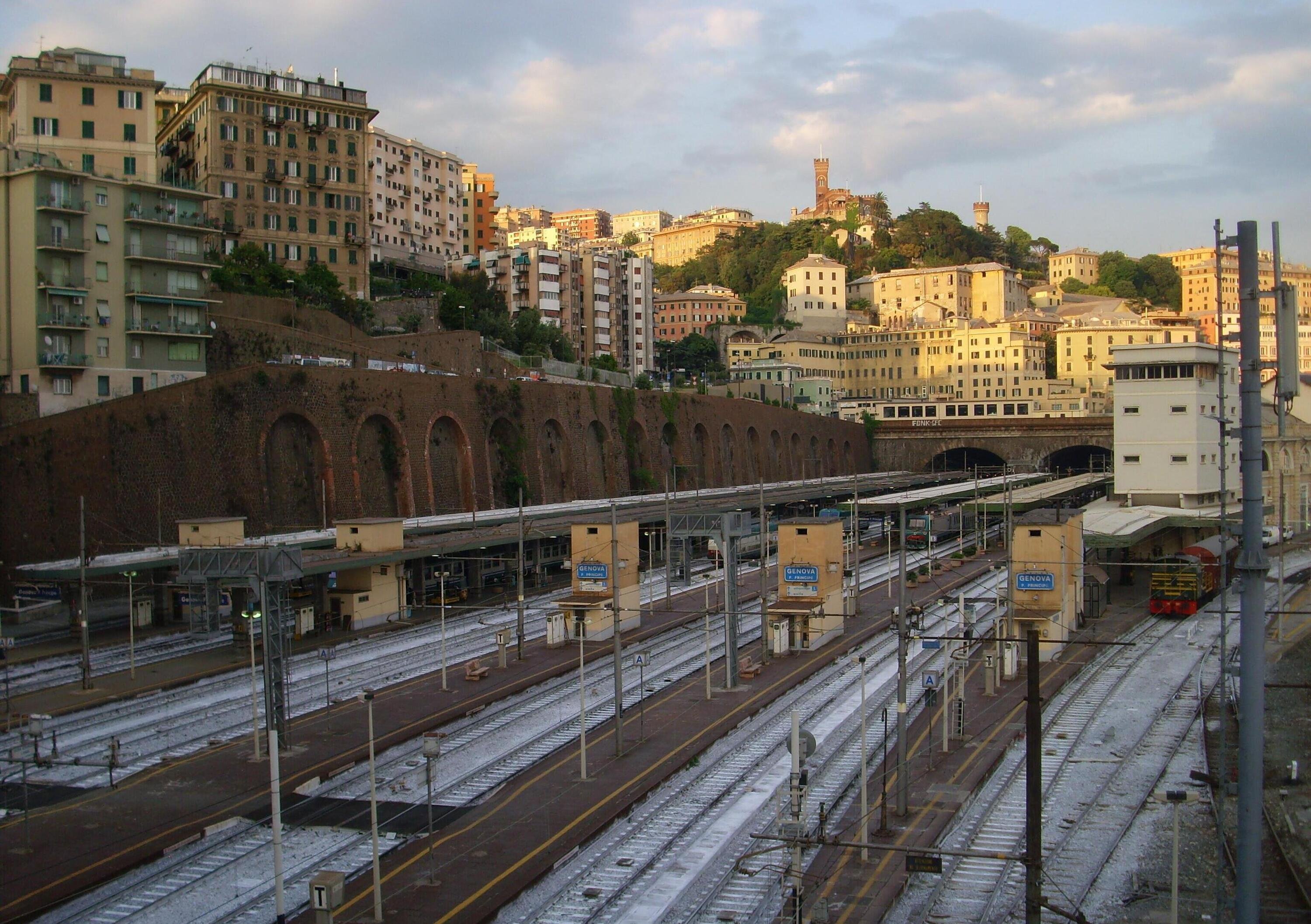 Genova, gli anti-ciclabili: una strada per auto moto e bici al posto della ferrovia