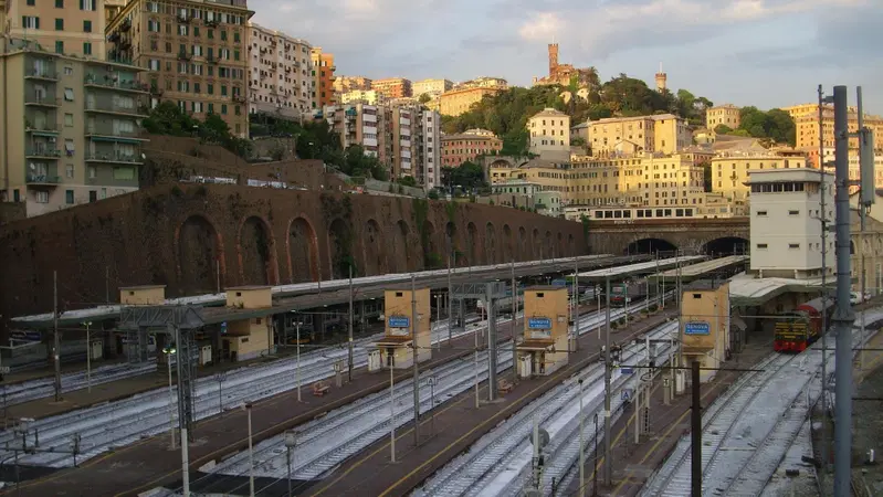 Genova, gli anti-ciclabili: una strada per auto moto e bici al posto della ferrovia