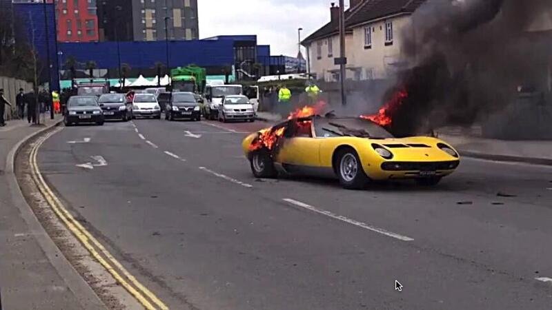 Brucia in strada l&rsquo;auto pi&ugrave; bella del mondo (per molti): Lamborghini Miura [video]
